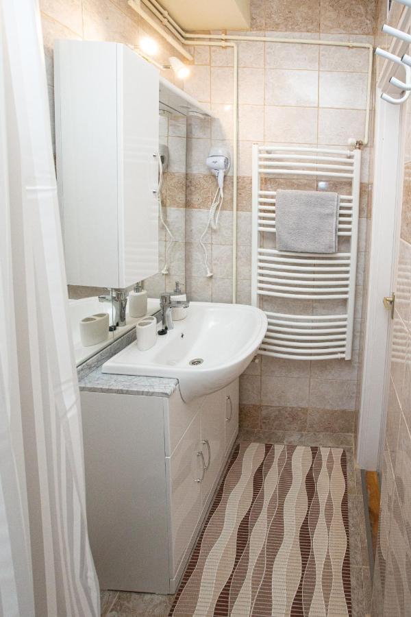For You Apartman Gyula Bagian luar foto