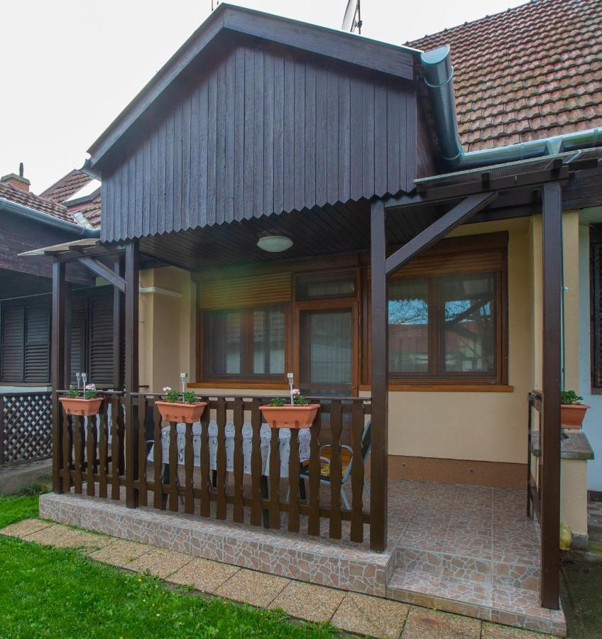 For You Apartman Gyula Bagian luar foto